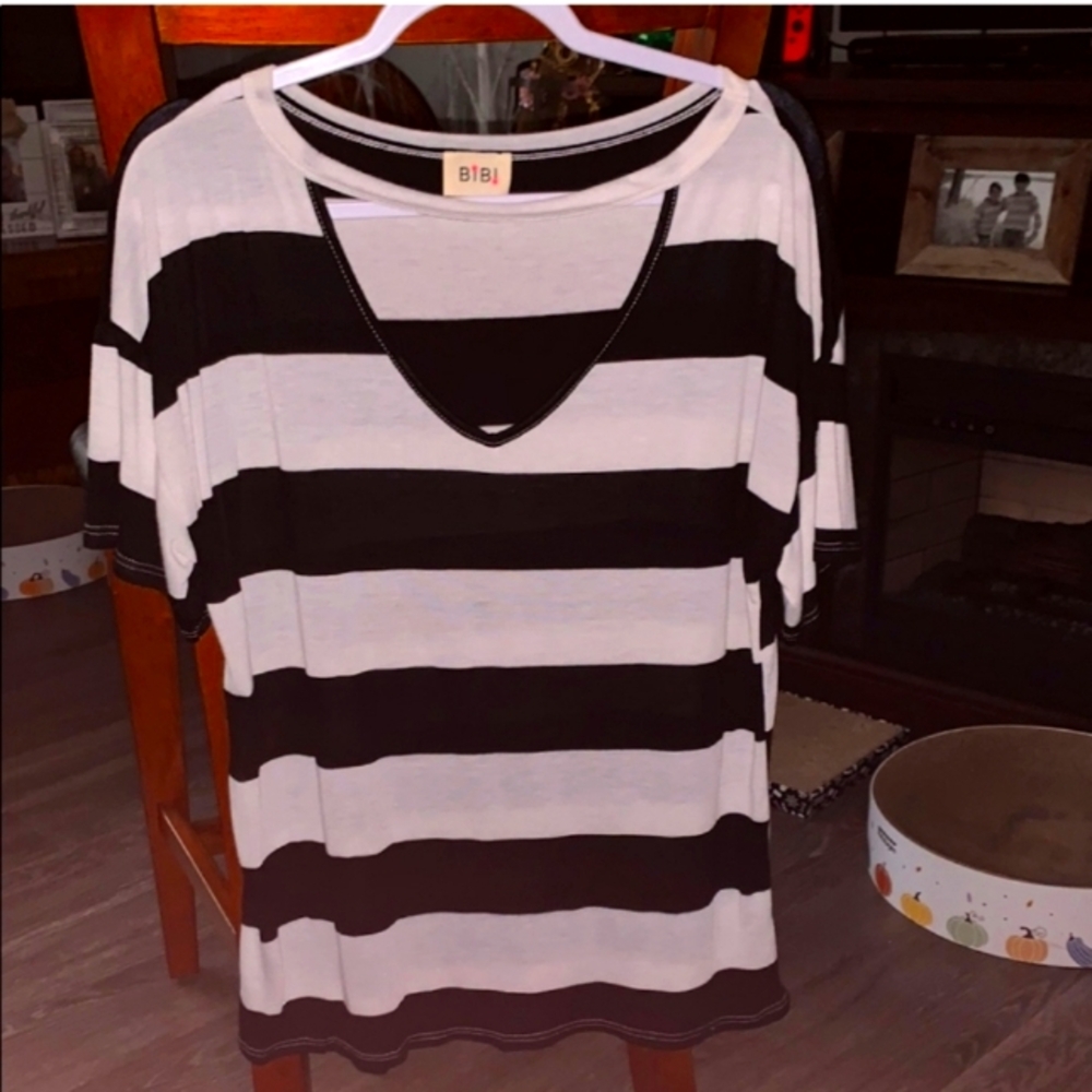 BiBi Black and White Boxy Short Sleeve Tee Size Medium. Great Condition